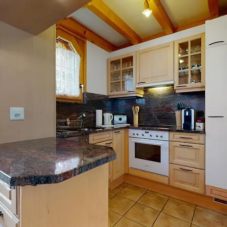 Octogon, 2 Bedrooms, Ideally Located In דירה *