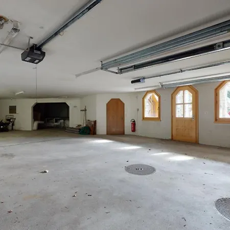 Octogon, 2 Bedrooms, Ideally Located In דירה