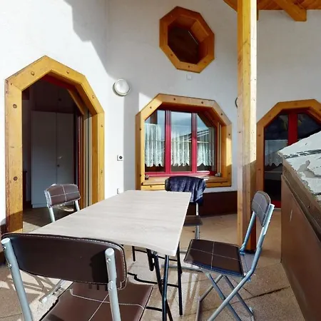 Octogon, 2 Bedrooms, Ideally Located In דירה *